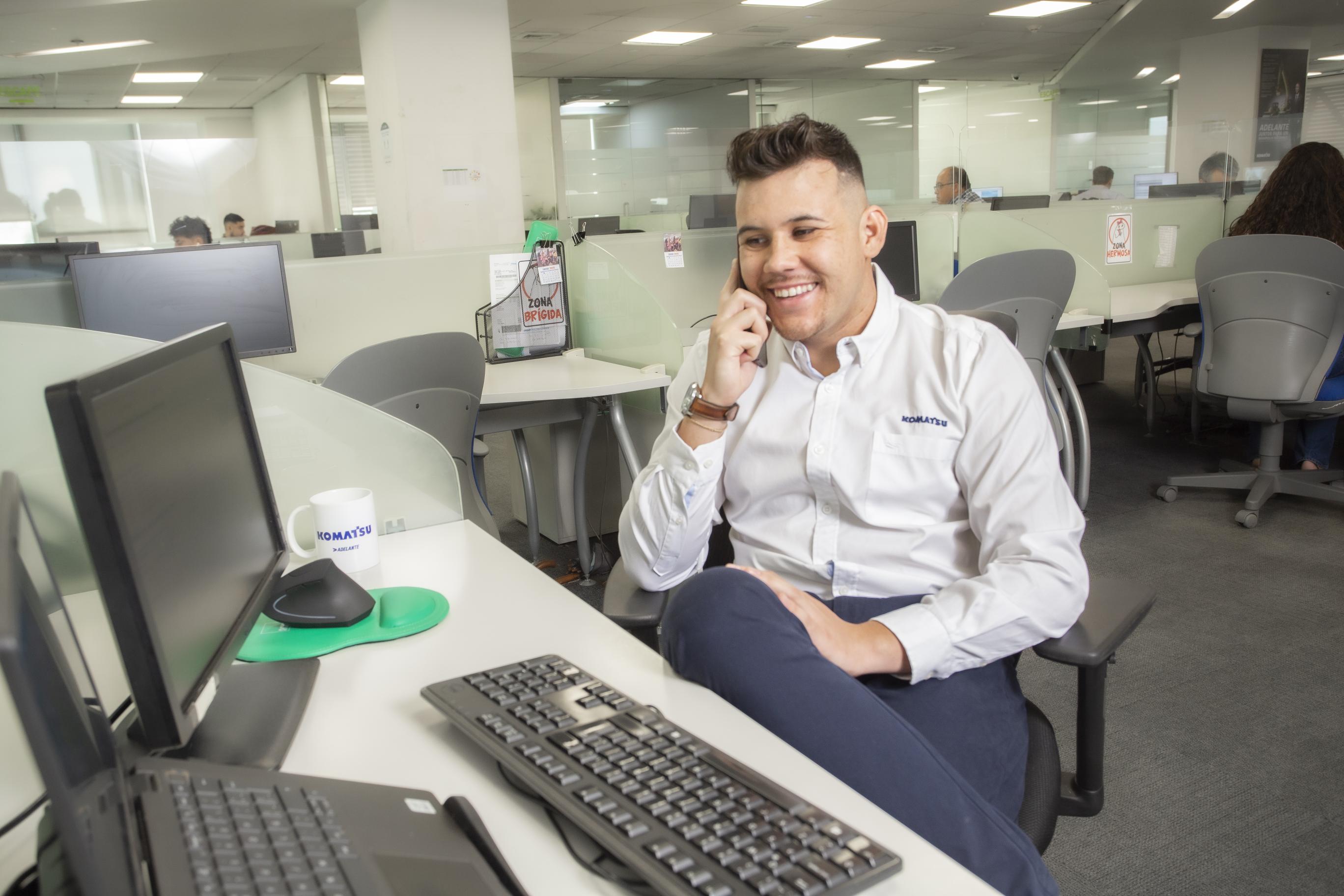 "يركو أندريس أرسي ألفيال" في محطة عمله بمقر شركة Komatsu Cummins Chile في سانتياغو.