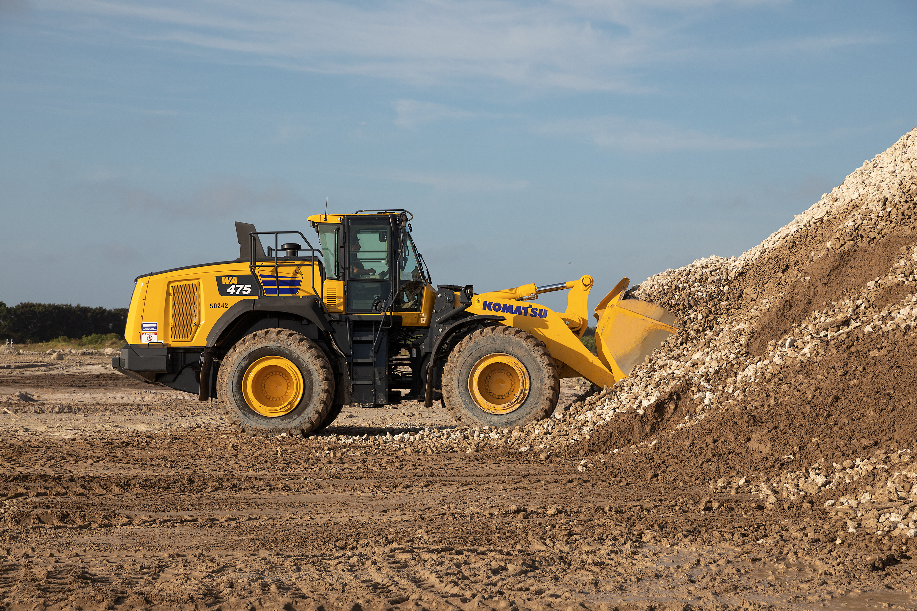 A powerful Komatsu SAA6D125E-7 engine