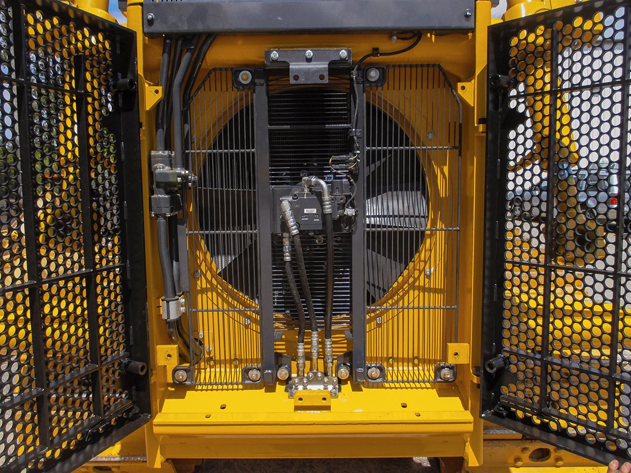 Auto reversing fan