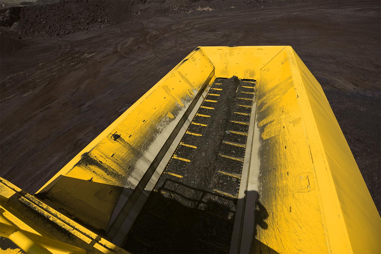 Long-life, low-maintenance conveyor chain