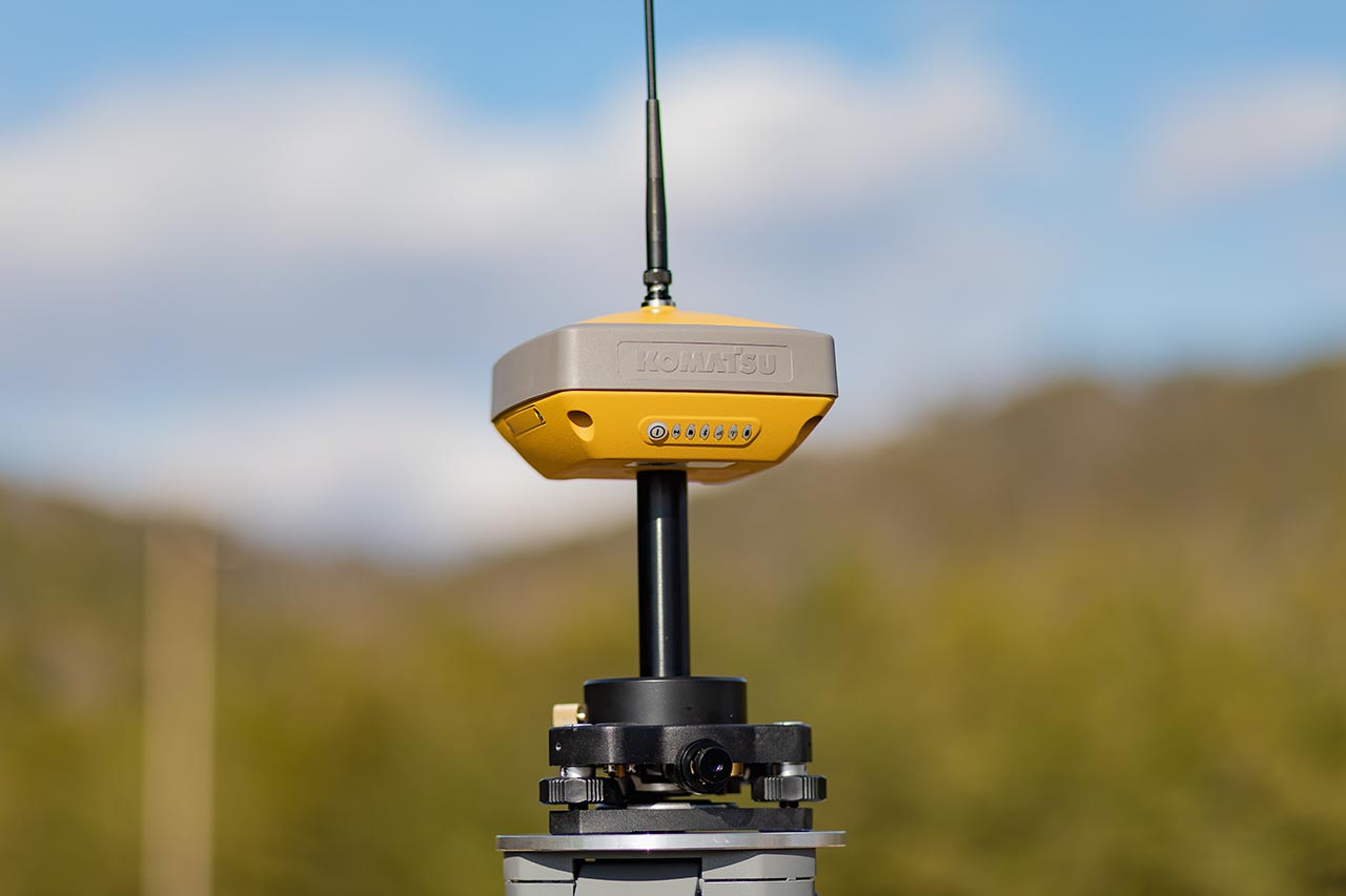 Komatsu Smart Construction base/rover