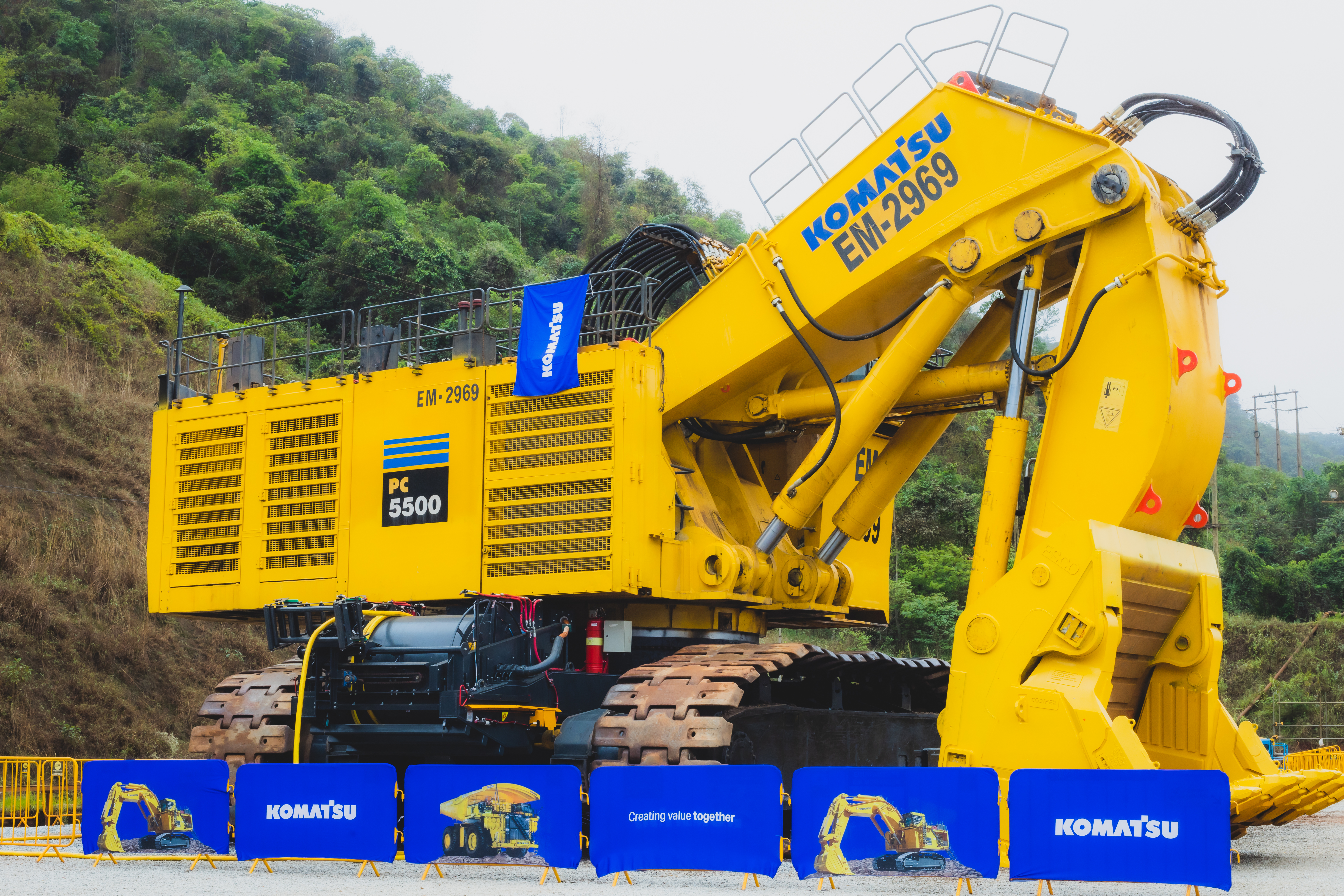 Técnicos atuando na reconstrução do conjunto de máquinas