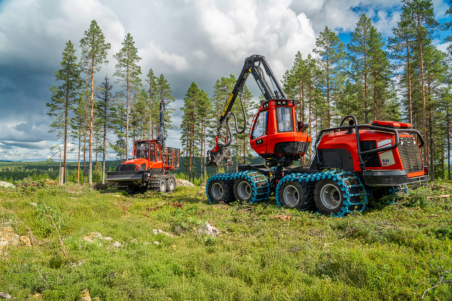 Komatsu 855-4 and 931XC-4 
