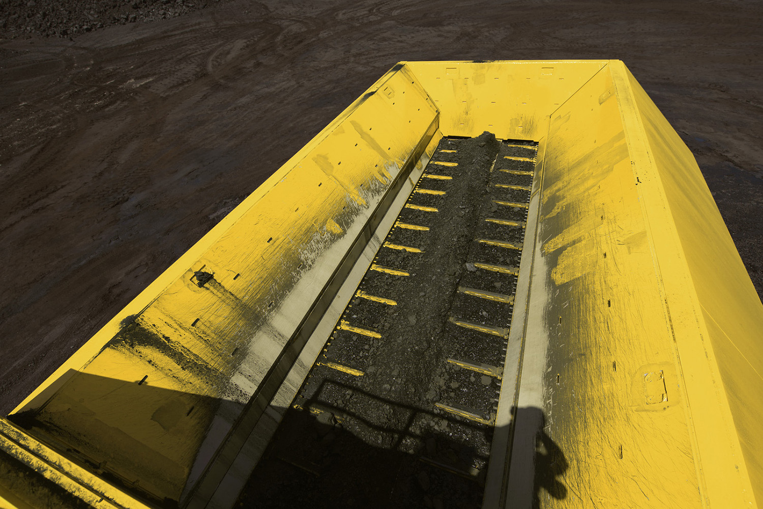 Long-life, low-maintenance conveyor chain