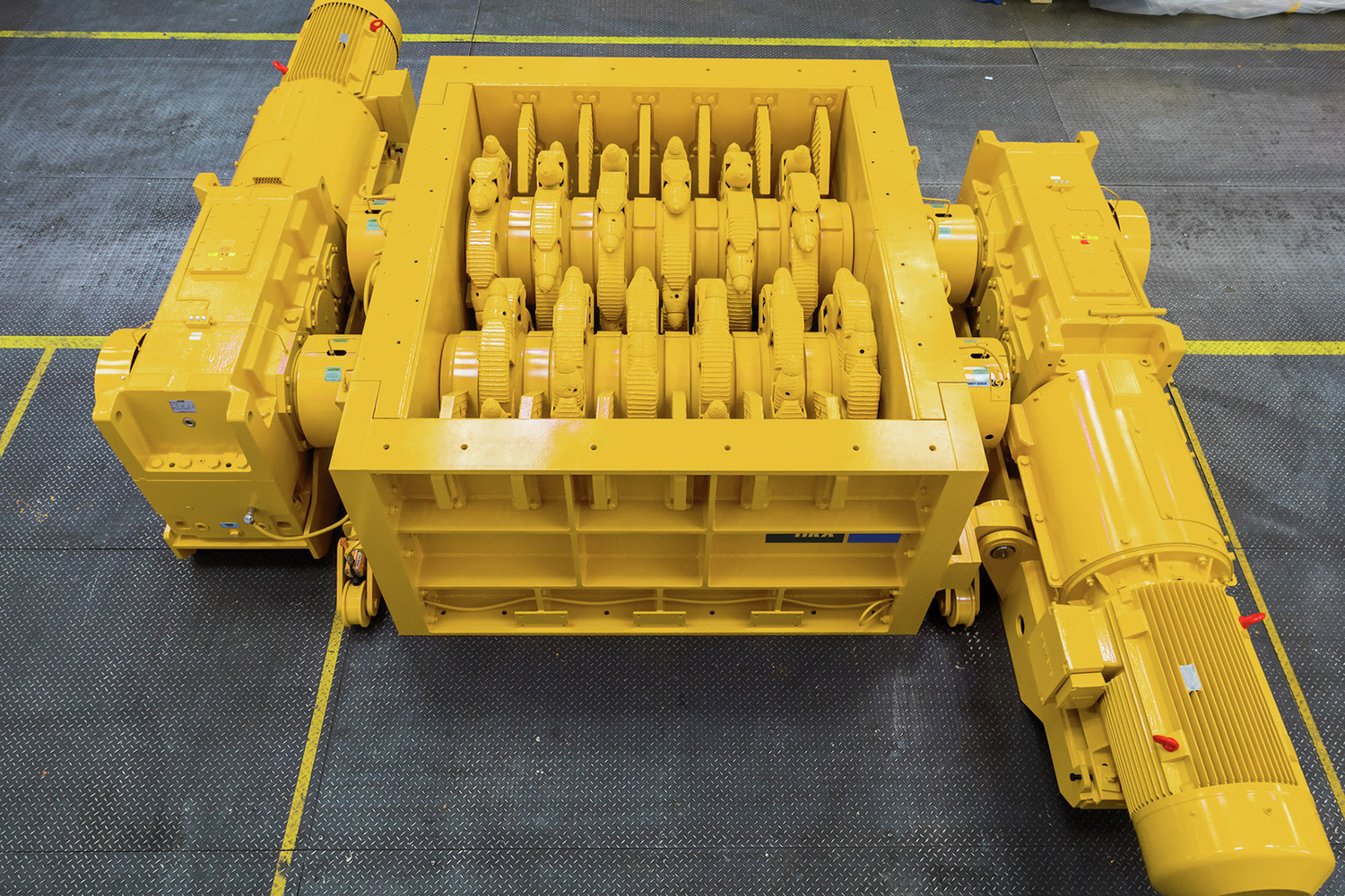 Komatsu HRX1000 crushing sizers in mining site