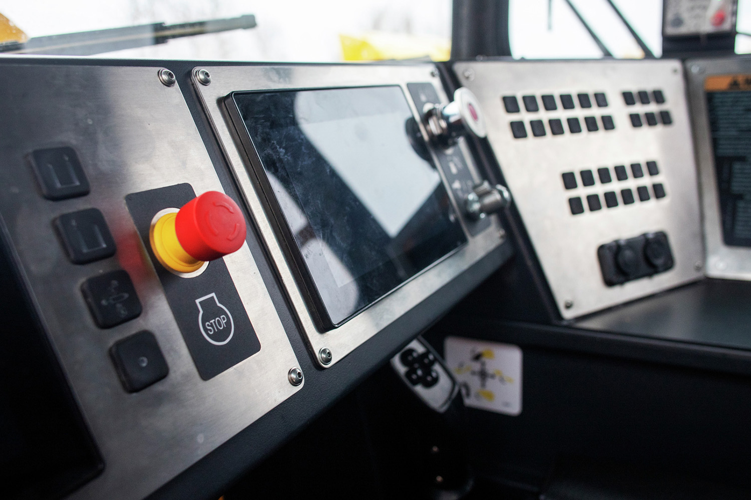 FOPS/ROPS-certified and ergonomic cabins