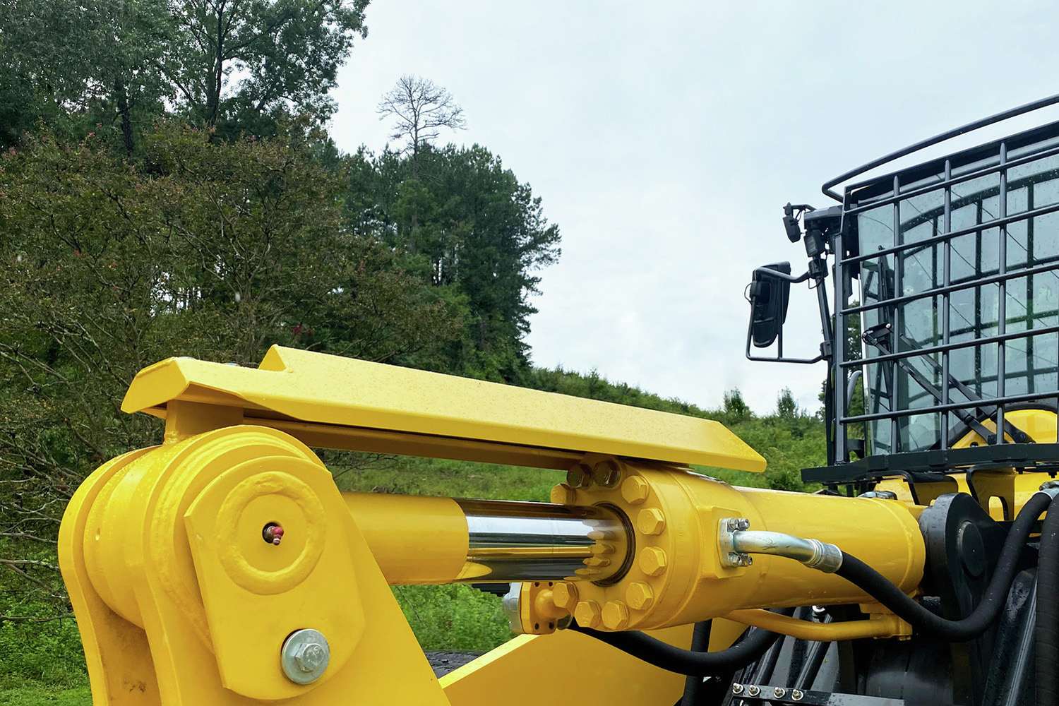 Smooth ride with bucket stability
