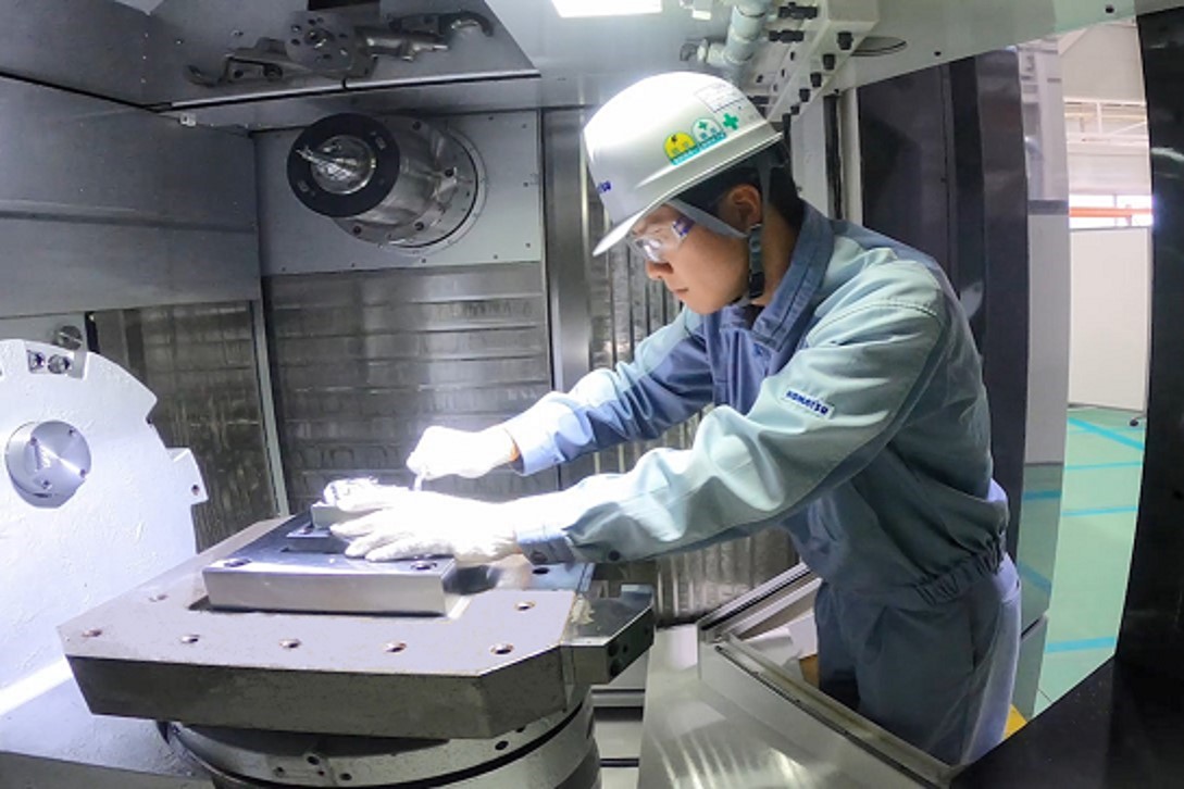 Cantilevered table structure for improved setup