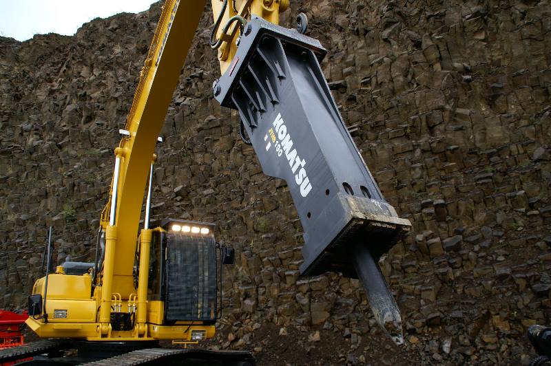 حفارة Komatsu مع ملحق هيدروليكي قاطع