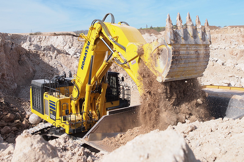 آلية حفر Komatsu تحفر في موقع البناء