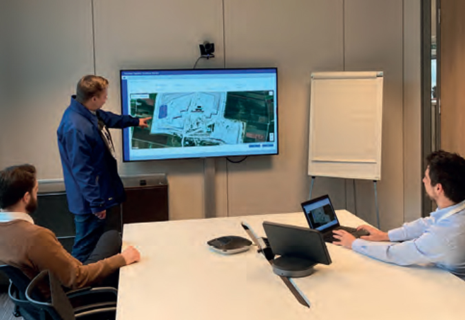 اجتماع عمل مع شاشة عرض رقمية