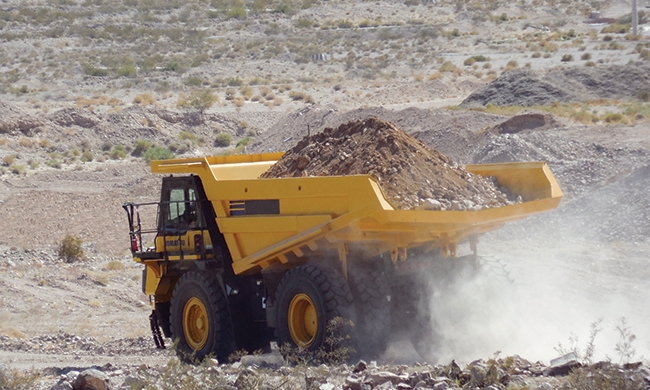 شاحنة تفريغ صفراء كبيرة في بيئة صحراوية
