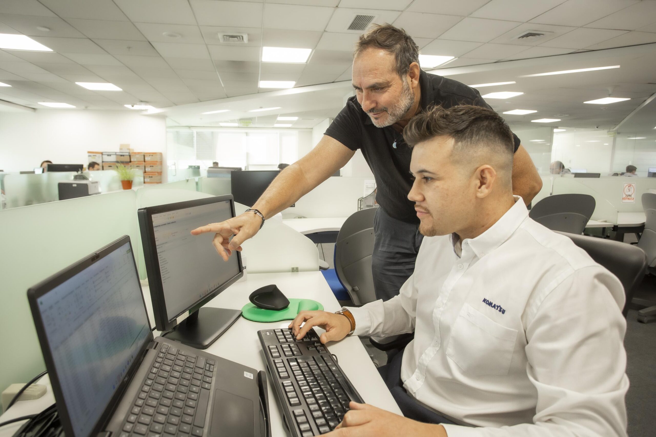 ساعدت مؤسسة Fundación Reinventarse "يركو أندريس أرسي ألفيال" في الحصول على تدريب داخلي هناك، مما أدى إلى حصوله على وظيفة بدوام كامل.