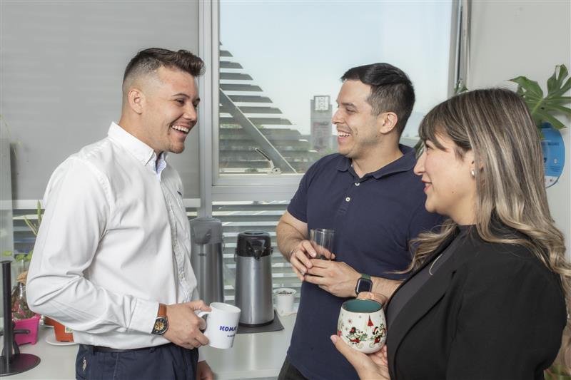 "يركو أندريس أرسي ألفيال" يتحدث مع زملائه في المقر الرئيسي لشركة كوماتسو Cummins Chile في سانتياغو.