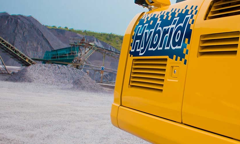 حفارة Komatsu هجينة على كومة من الحصى
