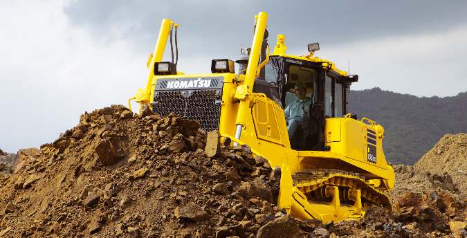 جرار Komatsu تنقل الأتربة في موقع إنشاء