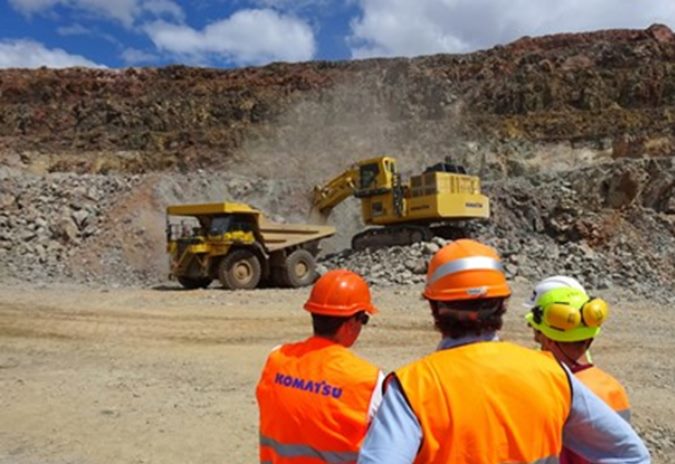 موقع بناء مع معدات Komatsu