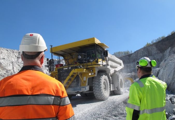 شاحنة تعدين ثقيلة في موقع محجر