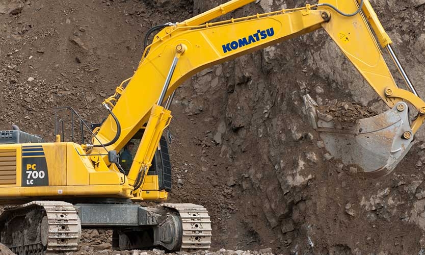 حفارة Komatsu تنفّذ أعمال حفر في موقع إنشاء
