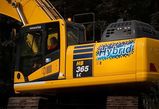 حفارة Komatsu HB365LC hybrid في بيئة غابية