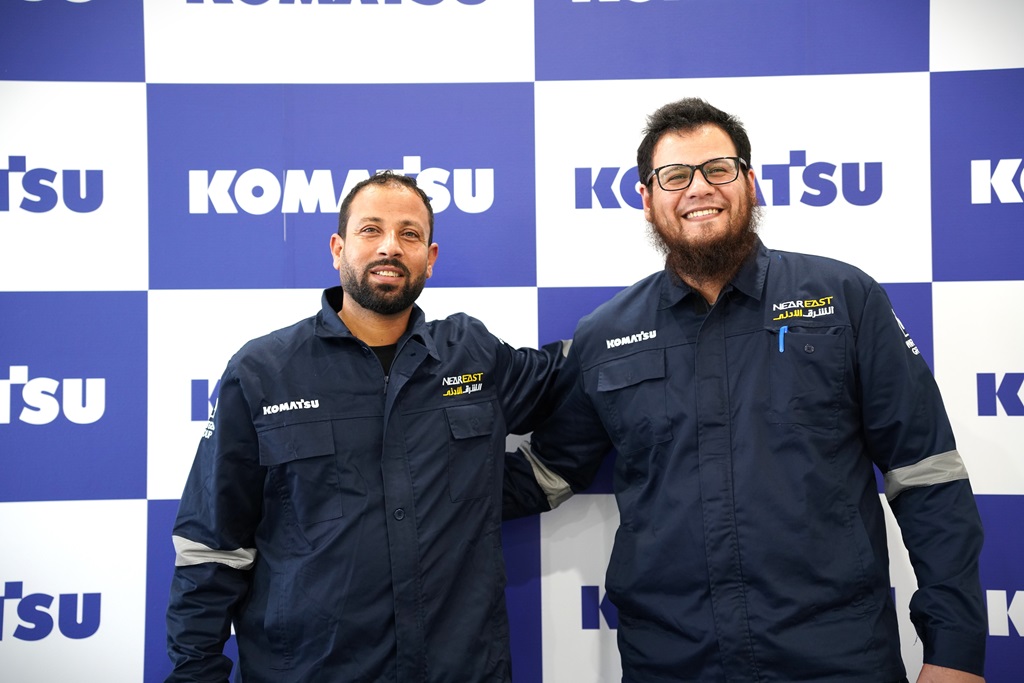 عمال Komatsu