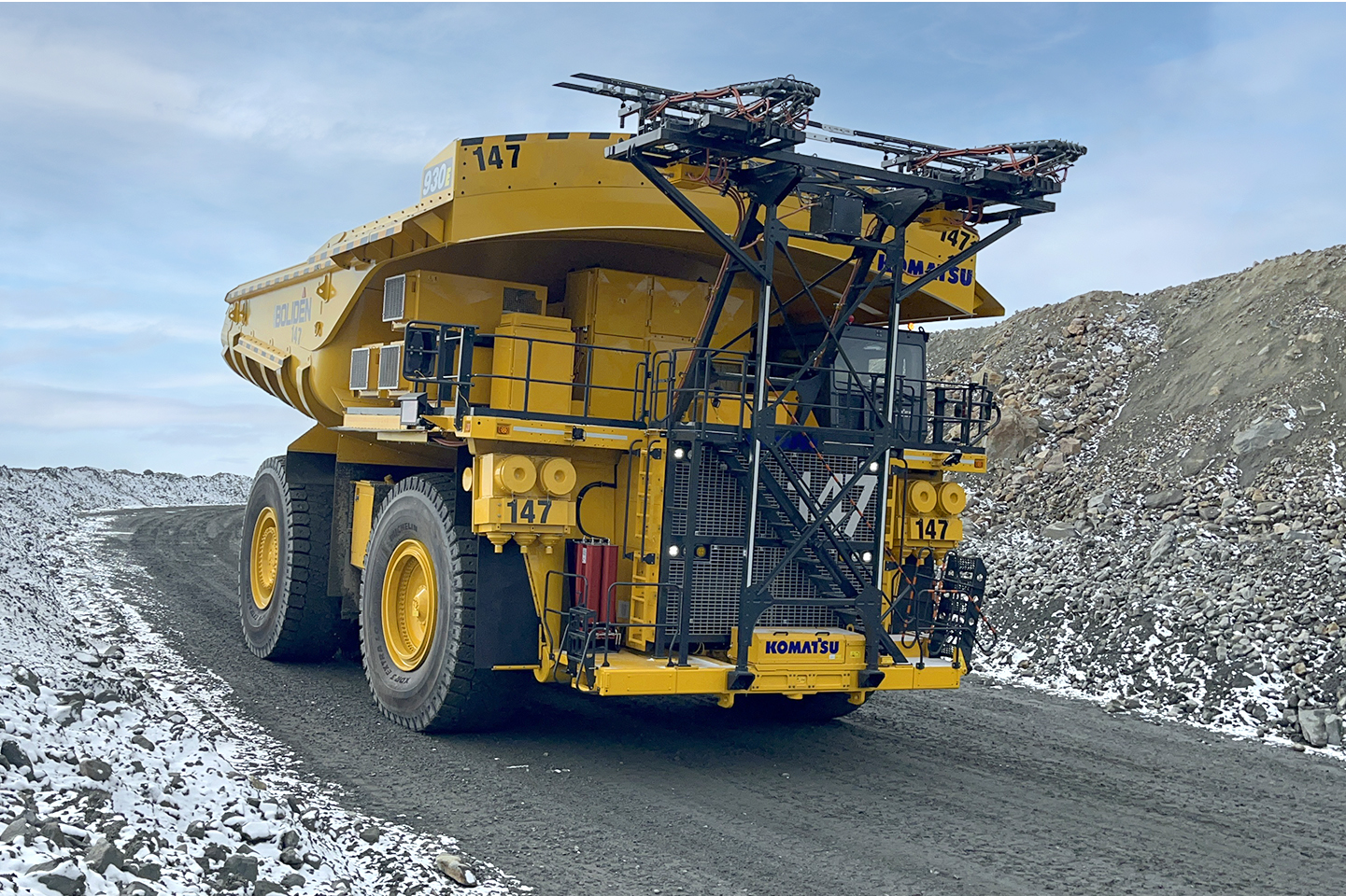 A Komatsu 930E haul truck on a mine site.