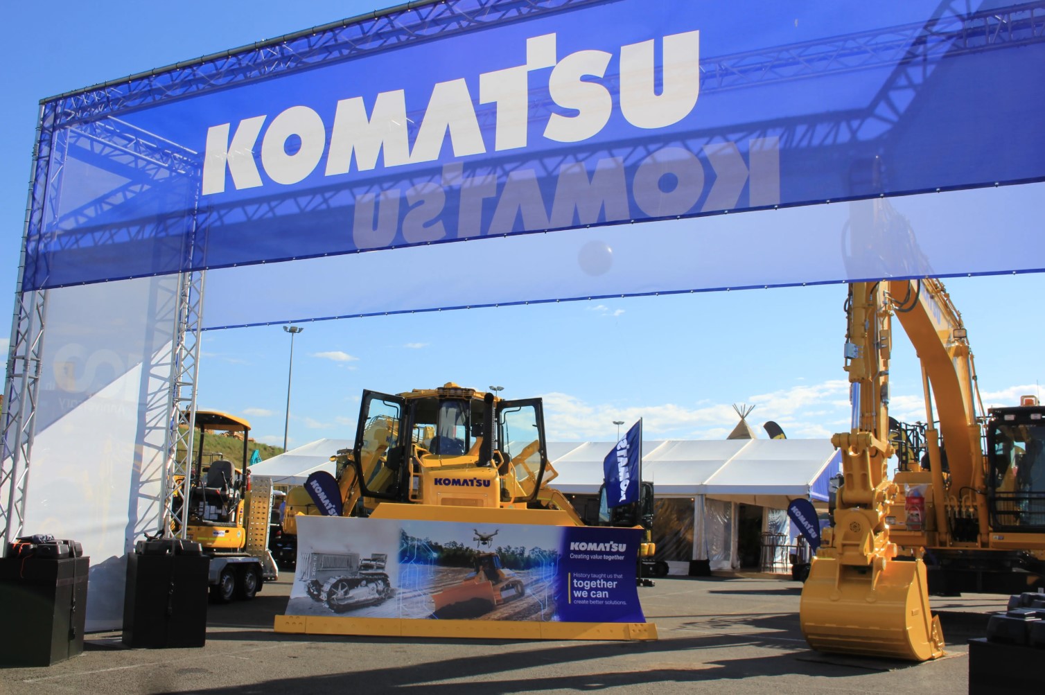 DDT Expo 2022 - equipment under a Komatsu banner