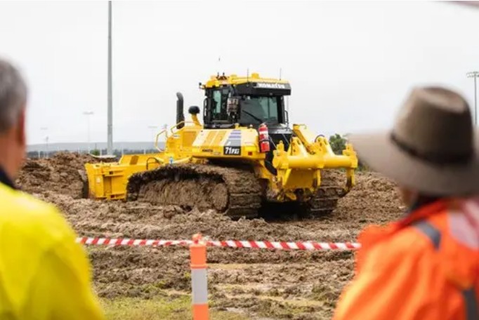 Komatsu diesel dirt turf highres 296