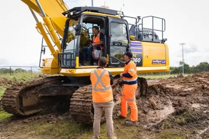 Komatsu diesel dirt turf highres 438