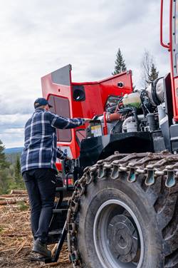 Komatsu 898 operator at work
