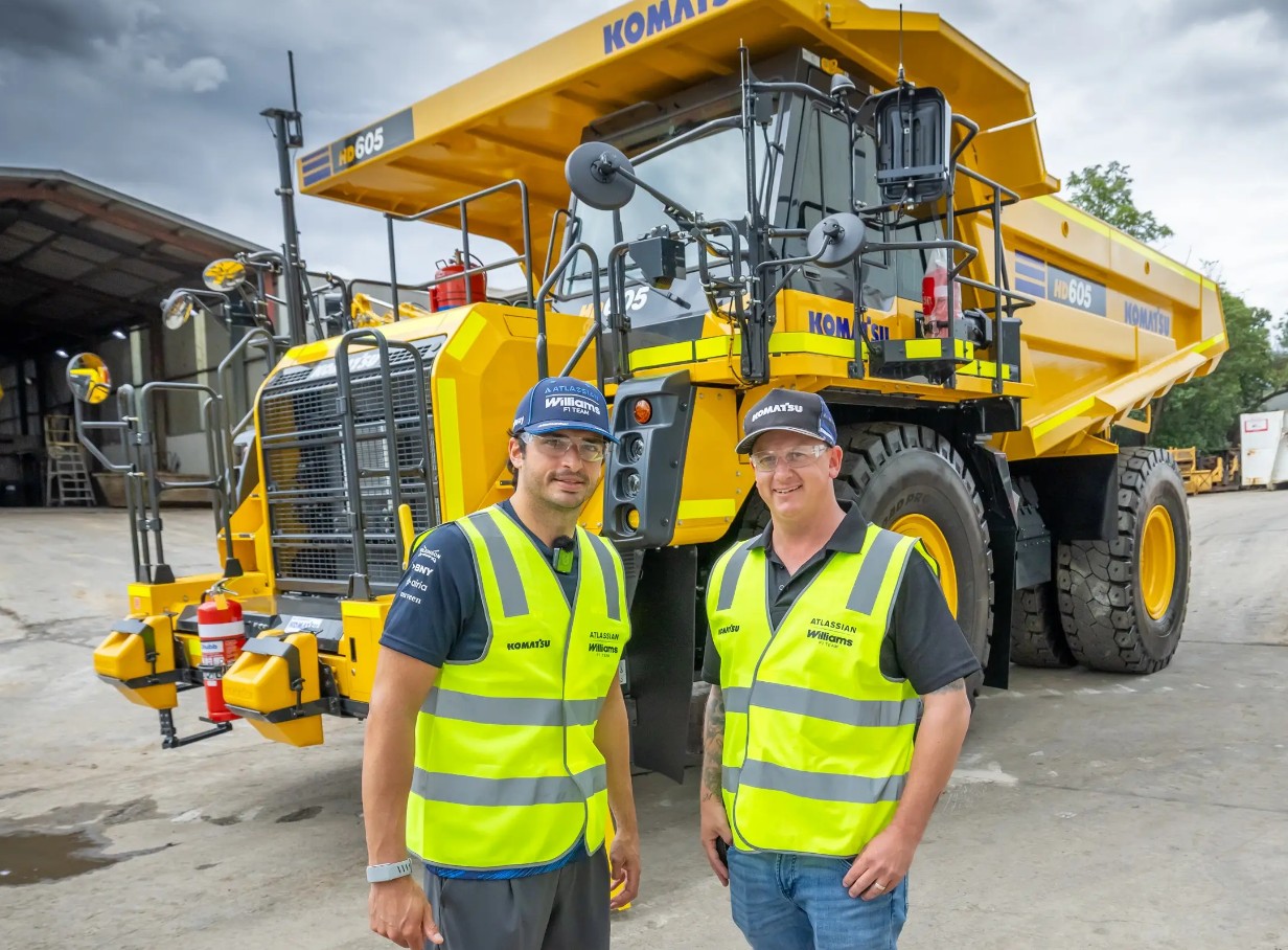 Carlos Sainz and Komatsu worker